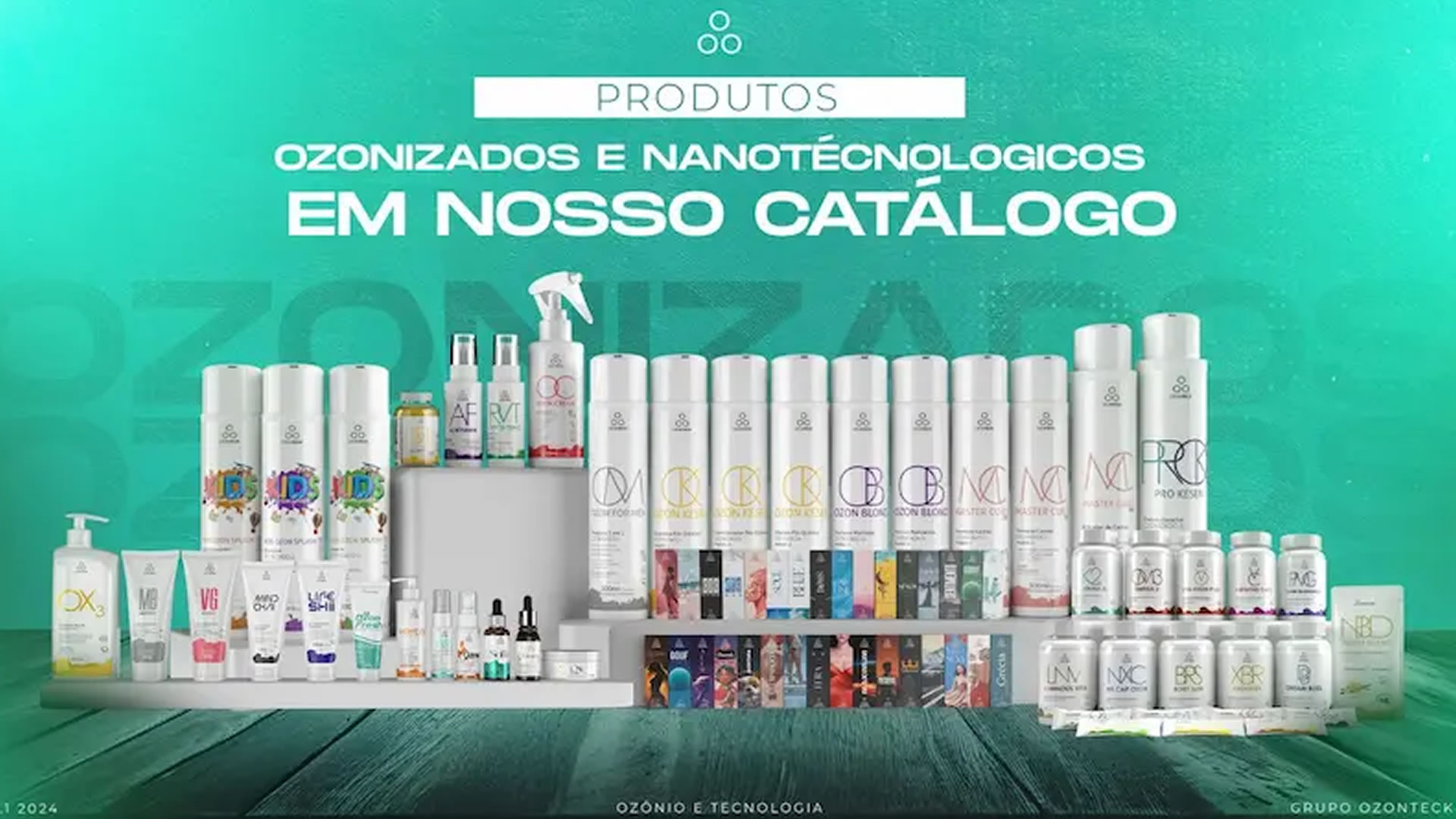 Família sorrindo e aproveitando um momento junta